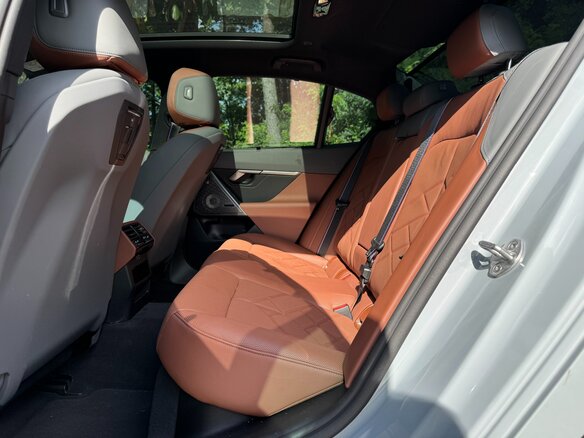 2026 BMW 5 серии 530i xDrive VIII (G60/G61/G68), серый, 8900000 рублей - вид 18