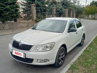 2013 Skoda Octavia II (A5) Рестайлинг, белый, 990000 рублей, вид 1