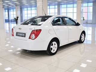2013 Chevrolet Aveo II, белый, 610000 рублей, вид 2