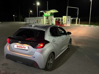 2020 Toyota Yaris IV, серебристый, 1400000 рублей, вид 3