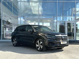 2018 Volkswagen Touareg III, коричневый, 3530000 рублей, вид 1