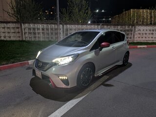 2018 Nissan Note Nismo e-Power II Рестайлинг, серебристый, 1300000 рублей, вид 1