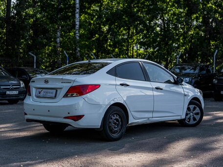2015 Hyundai Solaris I Рестайлинг, белый, 800000 рублей, вид 2