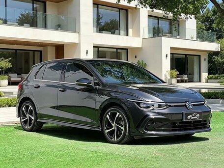 2023 Volkswagen Golf VIII, чёрный, 1880000 рублей, вид 3
