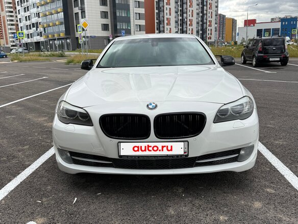 2010 BMW 5 серии 528i VI (F10/F11/F07), белый, 1450000 рублей - вид 1