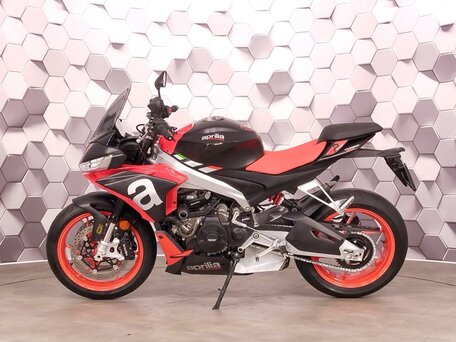 2021 Aprilia Tuono 660, чёрный, 989000 рублей, вид 4