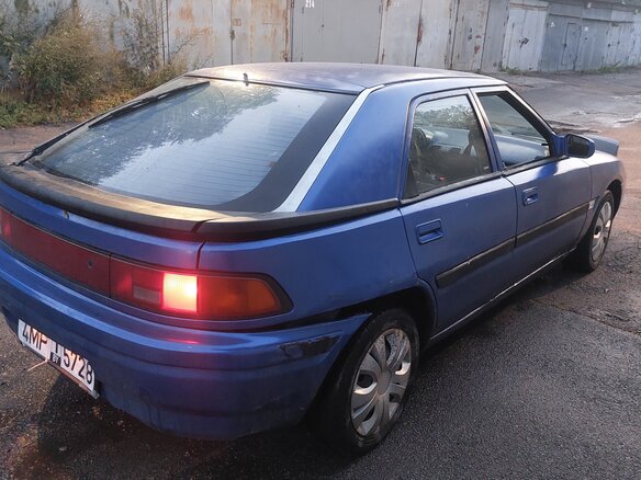 1990 Mazda 323 IV (BG), синий, 95000 рублей - вид 3