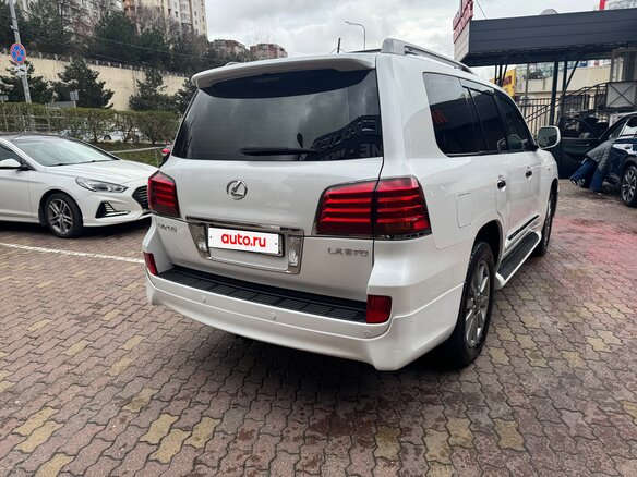 2011 Lexus LX 570 III, белый, 4200000 рублей - вид 3