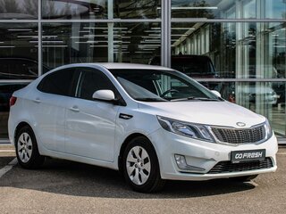 2013 Kia Rio 5-speed III, белый, 700000 рублей, вид 1