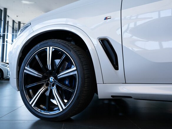 2020 BMW X5 30d IV (G05/G18), белый, 6270000 рублей - вид 1