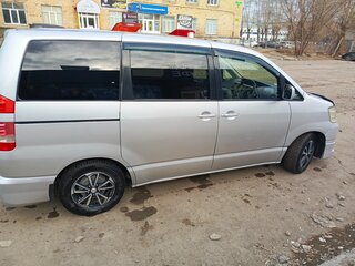 2002 Toyota Noah I (R60), серый, 870000 рублей, вид 3
