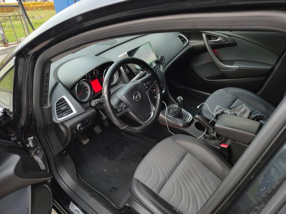 2013 Opel Astra J Рестайлинг, чёрный, 660000 рублей - вид 4