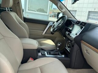 2021 Toyota Land Cruiser Prado 150 Series Рестайлинг 3, белый, 6500000 рублей, вид 4