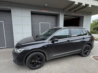 2021 Volkswagen Tiguan II Рестайлинг, чёрный, 3100000 рублей, вид 3