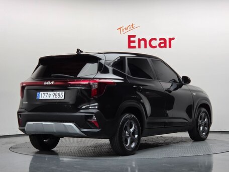 2023 Kia Seltos I Рестайлинг, чёрный, 2150000 рублей, вид 3