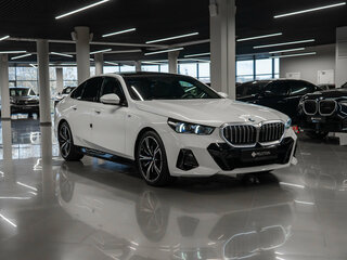 2024 BMW 5 серии 530i xDrive VIII (G60/G61/G68), белый, 7350000 рублей, вид 2