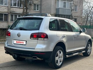 2007 Volkswagen Touareg I Рестайлинг, серебристый, 1700000 рублей, вид 5