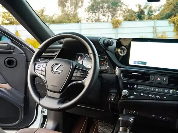 2024 Lexus ES 200 VII Рестайлинг, белый, 4633000 рублей - вид 9