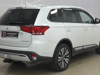 2019 Mitsubishi Outlander III Рестайлинг 3, белый, 2299000 рублей, вид 4
