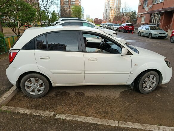 2010 Kia Rio II Рестайлинг, белый, 705000 рублей - вид 2