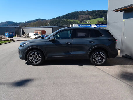 2026 Volkswagen Tiguan III, серый, 5325677 рублей, вид 2