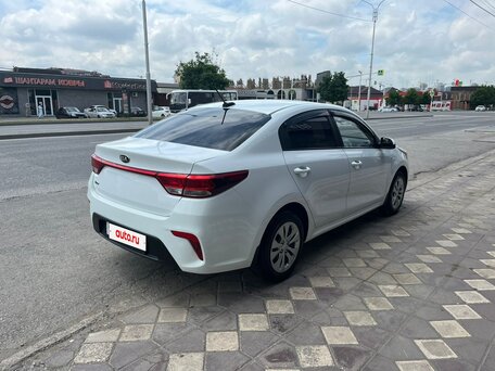 2017 Kia Rio IV, белый, 1300000 рублей, вид 3
