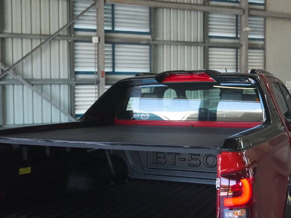 2026 Mazda BT-50 III Рестайлинг, красный, 5935686 рублей - вид 4
