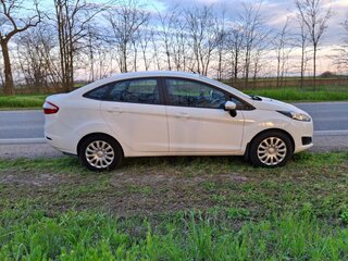 2015 Ford Fiesta Mk6 Рестайлинг, белый, 700000 рублей, вид 4