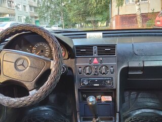 1997 Mercedes-Benz C-Класс 180 I (W202) Рестайлинг, чёрный, 150000 рублей, вид 3