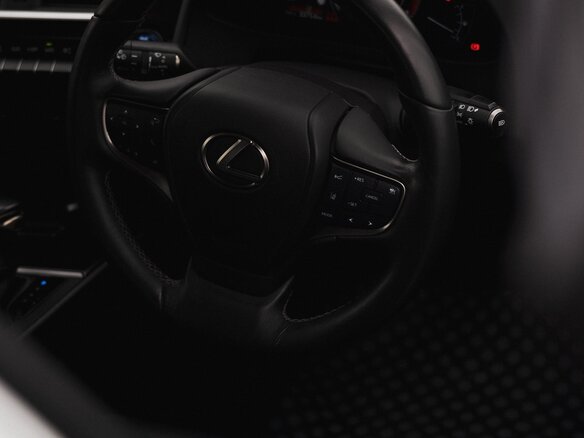 2020 Lexus UX 260h I, серебристый, 3000000 рублей - вид 9