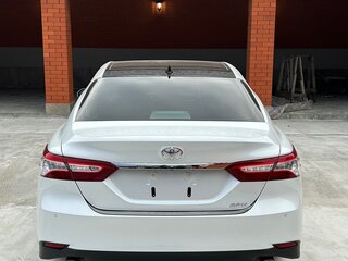 2022 Toyota Camry VIII (XV70) Рестайлинг, белый, 3000000 рублей, вид 5
