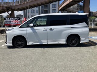 2025 Toyota Voxy IV (R90), белый, 5350000 рублей, вид 2