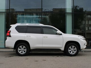 2017 Toyota Land Cruiser Prado 150 Series Рестайлинг 2, белый, 4569000 рублей, вид 4