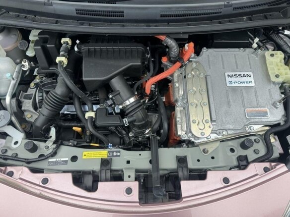 2016 Nissan Note e-Power II Рестайлинг, красный, 920000 рублей - вид 5