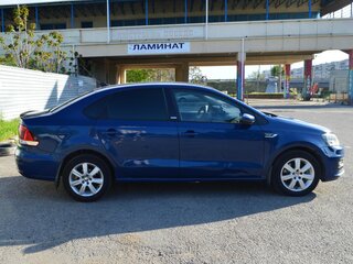 2017 Volkswagen Polo V Рестайлинг, синий, 870000 рублей, вид 4