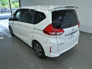 2017 Honda Freed II, белый, 1050000 рублей, вид 2