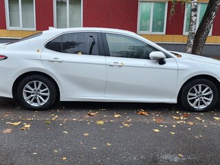 2018 Toyota Camry VIII (XV70), белый, 1350000 рублей, вид 3