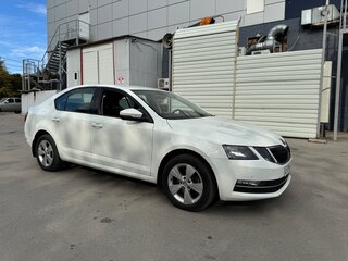 2019 Skoda Octavia III (A7) Рестайлинг, белый, 1800000 рублей, вид 3