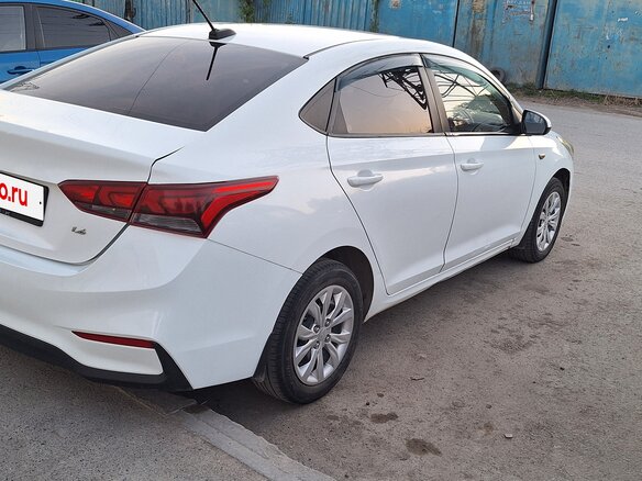 2017 Hyundai Solaris II, белый, 860000 рублей - вид 3