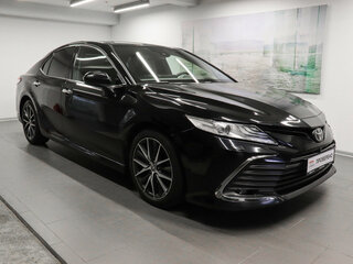 2021 Toyota Camry VIII (XV70) Рестайлинг, чёрный, 3390000 рублей, вид 3