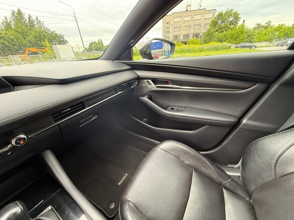 2019 Mazda 3 IV (BP), чёрный, 1790000 рублей - вид 35