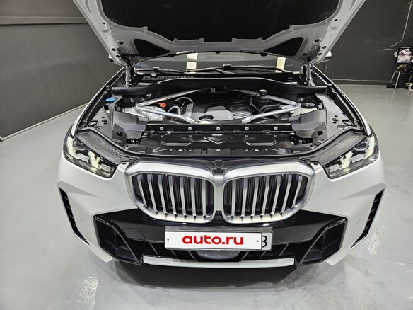 2024 BMW X5 30d IV (G05/G18) Рестайлинг, белый - вид 4