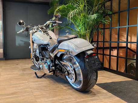 2024 Harley-Davidson Fat Boy, серый, 3300000 рублей, вид 3