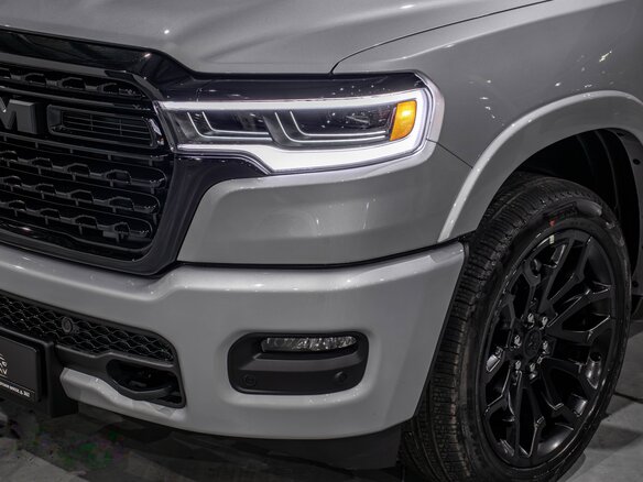 2026 Ram 1500 Crew Cab eTorque V Рестайлинг, серебристый, 11300000 рублей - вид 4