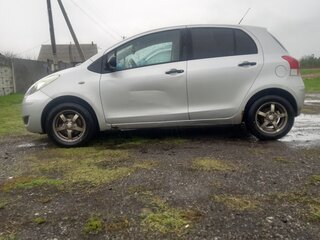 2009 Toyota Yaris II Рестайлинг, серый, 430000 рублей, вид 2