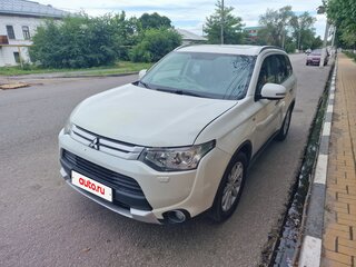 2014 Mitsubishi Outlander III Рестайлинг, белый, 1400000 рублей, вид 1