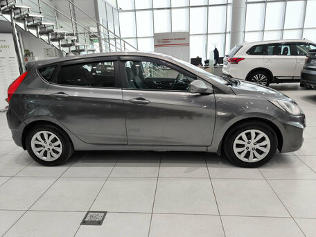 2011 Hyundai Solaris I, серый, 505000 рублей, вид 4