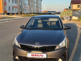 2021 Kia Rio IV Рестайлинг, серый, 1650000 рублей, вид 1