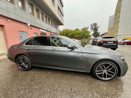 2020 Mercedes-Benz E-Класс 220 d V (W213, S213, C238) Рестайлинг, серый, 4100000 рублей, вид 4