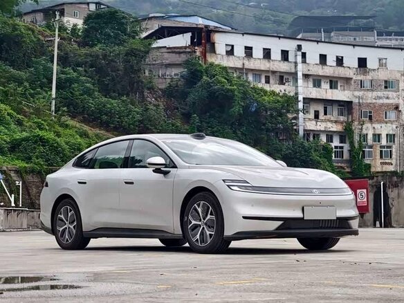 2026 Changan Qiyuan A06 28.39 kWh, серый, 2400000 рублей - вид 2